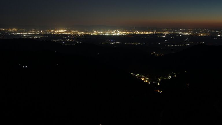 Dieses Bild zeigt eine Webcam-Aufnahme vom Achertal, aufgenommen am Donnerstag, den 23.04.2026 um 22:00 Uhr. Die Temperatur betrug 9.6°C.