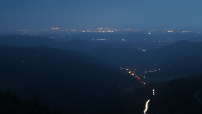 Dieses Bild zeigt eine Webcam-Aufnahme vom Achertal, aufgenommen am Samstag, den 07.06.2025 um 22:10 Uhr. Die Temperatur betrug 9.6°C.