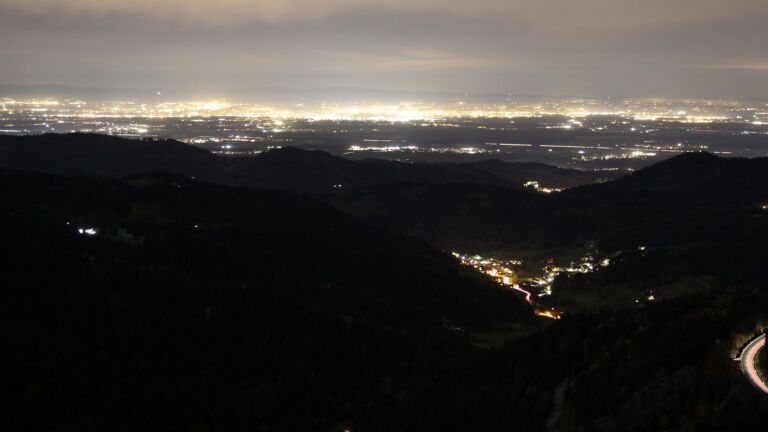 Dieses Bild zeigt eine Webcam-Aufnahme vom Achertal, aufgenommen am Freitag, den 31.10.2025 um 19:30 Uhr. Die Temperatur betrug 10.6°C.