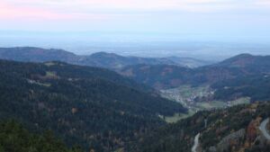 Dieses Bild zeigt eine Webcam-Aufnahme vom Achertal, aufgenommen am Samstag, den 01.11.2025 um 07:10 Uhr. Die Temperatur betrug 12.1°C.