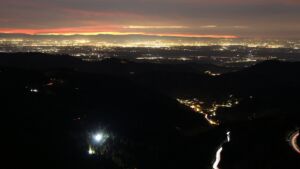 Dieses Bild zeigt eine Webcam-Aufnahme vom Achertal, aufgenommen am Freitag, den 31.10.2025 um 18:10 Uhr. Die Temperatur betrug 10.4°C.