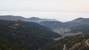 Dieses Bild zeigt eine Webcam-Aufnahme vom Achertal, aufgenommen am Sonntag, den 21.12.2025 um 08:30 Uhr. Die Temperatur betrug 6°C.