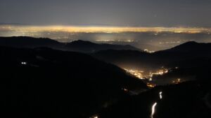 Dieses Bild zeigt eine Webcam-Aufnahme vom Achertal, aufgenommen am Samstag, den 27.12.2025 um 20:30 Uhr. Die Temperatur betrug 4°C.