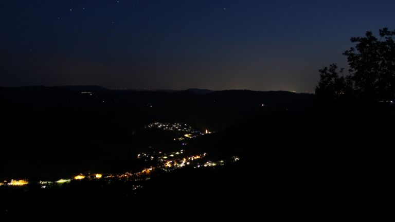 Dieses Bild zeigt eine Webcam-Aufnahme vom Achertal, aufgenommen am Montag, den 10.08.2026 um 22:10 Uhr. Die Temperatur betrug 23.9°C.