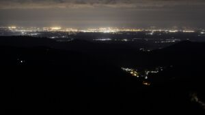 Dieses Bild zeigt eine Webcam-Aufnahme vom Achertal, aufgenommen am Samstag, den 18.04.2026 um 05:00 Uhr. Die Temperatur betrug 12.1°C.