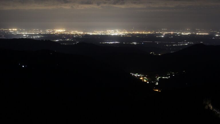 Dieses Bild zeigt eine Webcam-Aufnahme vom Achertal, aufgenommen am Samstag, den 18.04.2026 um 05:00 Uhr. Die Temperatur betrug 12.1°C.