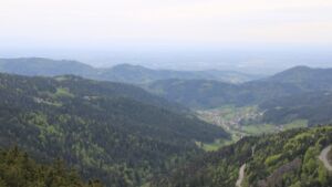 Dieses Bild zeigt eine Webcam-Aufnahme vom Achertal, aufgenommen am Dienstag, den 28.04.2026 um 17:00 Uhr. Die Temperatur betrug 14.8°C.