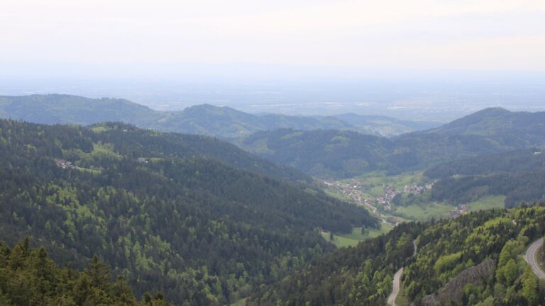 Dieses Bild zeigt eine Webcam-Aufnahme vom Achertal, aufgenommen am Dienstag, den 28.04.2026 um 17:00 Uhr. Die Temperatur betrug 14.8°C.