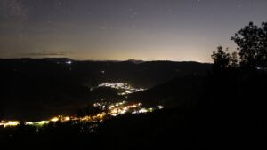 Dieses Bild zeigt eine Webcam-Aufnahme vom Achertal, aufgenommen am Samstag, den 05.09.2026 um 21:30 Uhr. Die Temperatur betrug 16.9°C.
