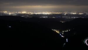 Dieses Bild zeigt eine Webcam-Aufnahme vom Achertal, aufgenommen am Freitag, den 08.05.2026 um 22:50 Uhr. Die Temperatur betrug 8.5°C.