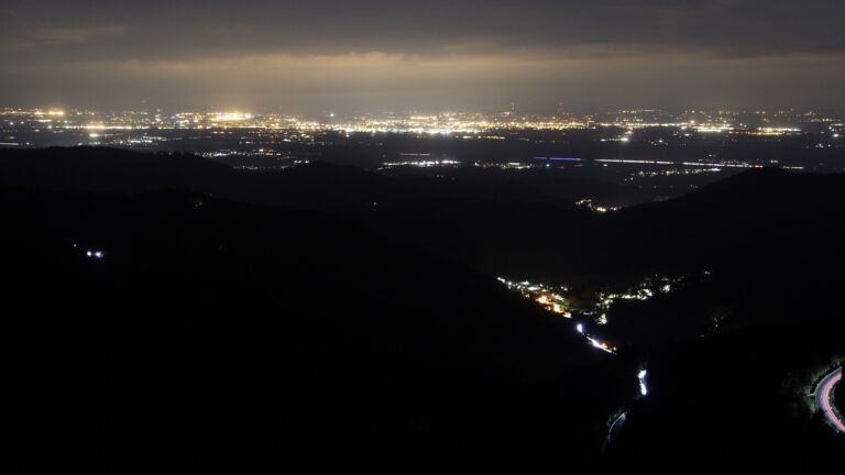Dieses Bild zeigt eine Webcam-Aufnahme vom Achertal, aufgenommen am Freitag, den 08.05.2026 um 22:50 Uhr. Die Temperatur betrug 8.5°C.