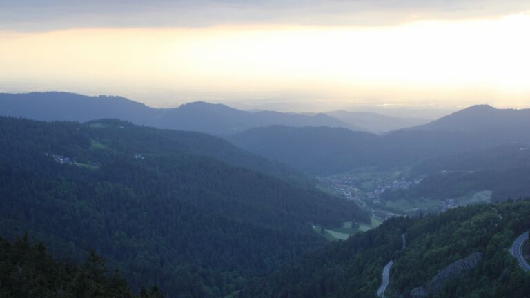 Dieses Bild zeigt eine Webcam-Aufnahme vom Achertal, aufgenommen am Samstag, den 17.05.2025 um 20:10 Uhr. Die Temperatur betrug 9.5°C.