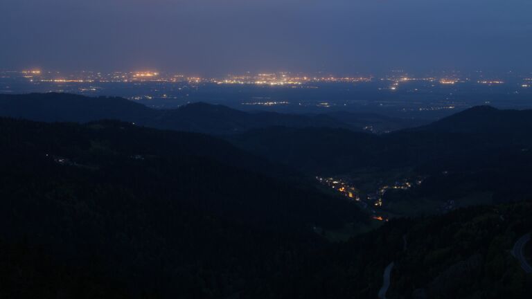 Dieses Bild zeigt eine Webcam-Aufnahme vom Achertal, aufgenommen am Samstag, den 03.05.2025 um 05:20 Uhr. Die Temperatur betrug 13.3°C.