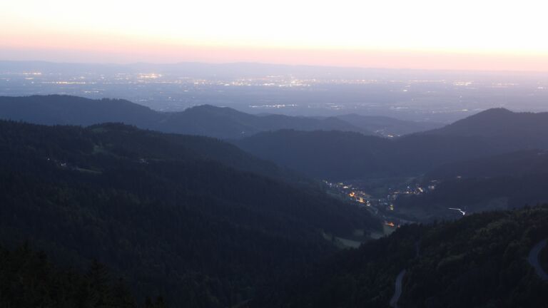Dieses Bild zeigt eine Webcam-Aufnahme vom Achertal, aufgenommen am Donnerstag, den 15.05.2025 um 21:50 Uhr. Die Temperatur betrug 7.9°C.