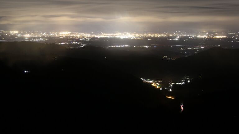 Dieses Bild zeigt eine Webcam-Aufnahme vom Achertal, aufgenommen am Samstag, den 14.03.2026 um 00:00 Uhr. Die Temperatur betrug 7.4°C.