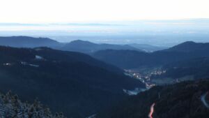 Dieses Bild zeigt eine Webcam-Aufnahme vom Achertal, aufgenommen am Montag, den 01.12.2025 um 17:10 Uhr. Die Temperatur betrug 0.1°C.