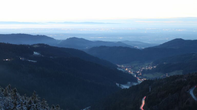 Dieses Bild zeigt eine Webcam-Aufnahme vom Achertal, aufgenommen am Montag, den 01.12.2025 um 17:10 Uhr. Die Temperatur betrug 0.1°C.