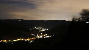 Dieses Bild zeigt eine Webcam-Aufnahme vom Achertal, aufgenommen am Montag, den 24.08.2026 um 05:00 Uhr. Die Temperatur betrug 12.7°C.