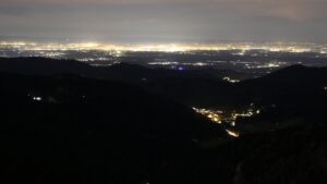 Dieses Bild zeigt eine Webcam-Aufnahme vom Achertal, aufgenommen am Freitag, den 31.10.2025 um 21:00 Uhr. Die Temperatur betrug 10.6°C.