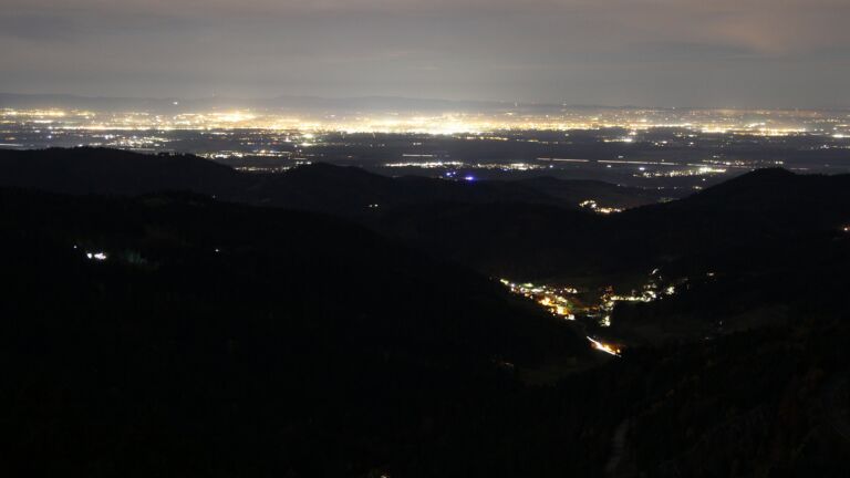 Dieses Bild zeigt eine Webcam-Aufnahme vom Achertal, aufgenommen am Freitag, den 31.10.2025 um 21:00 Uhr. Die Temperatur betrug 10.6°C.