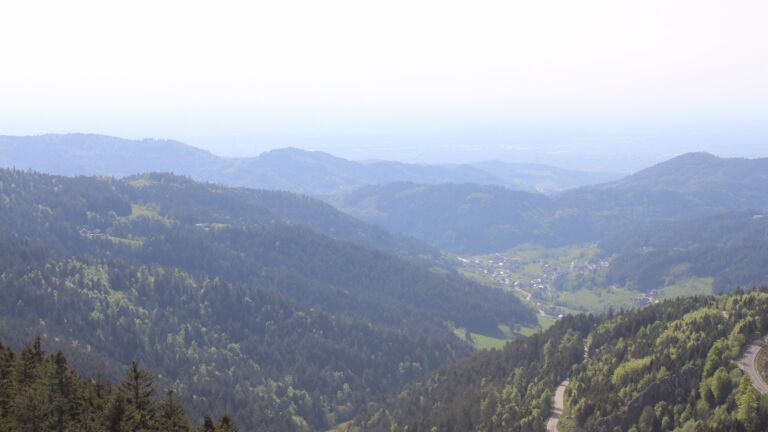 Dieses Bild zeigt eine Webcam-Aufnahme vom Achertal, aufgenommen am Freitag, den 02.05.2025 um 17:10 Uhr. Die Temperatur betrug 21.1°C.