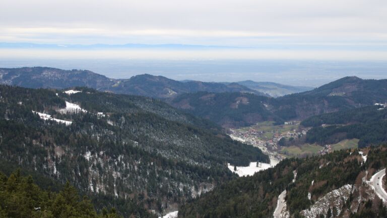 Dieses Bild zeigt eine Webcam-Aufnahme vom Achertal, aufgenommen am Sonntag, den 23.11.2025 um 14:50 Uhr. Die Temperatur betrug -1.2°C.
