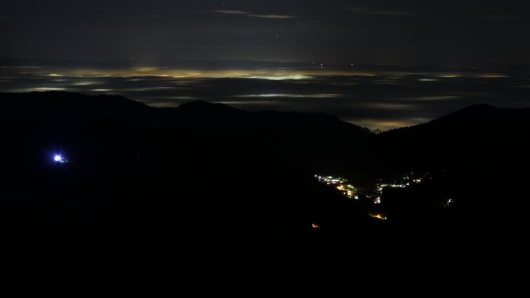 Dieses Bild zeigt eine Webcam-Aufnahme vom Achertal, aufgenommen am Mittwoch, den 17.12.2025 um 04:00 Uhr. Die Temperatur betrug 7.1°C.