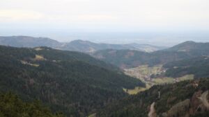 Dieses Bild zeigt eine Webcam-Aufnahme vom Achertal, aufgenommen am Freitag, den 19.12.2025 um 12:00 Uhr. Die Temperatur betrug 7.6°C.