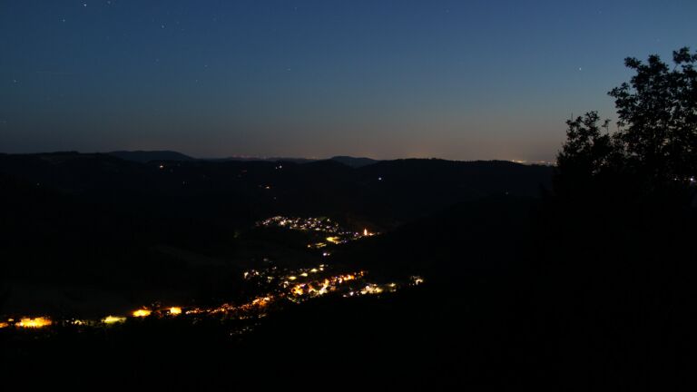 Dieses Bild zeigt eine Webcam-Aufnahme vom Achertal, aufgenommen am Donnerstag, den 06.08.2026 um 22:10 Uhr. Die Temperatur betrug 18.5°C.