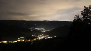 Dieses Bild zeigt eine Webcam-Aufnahme vom Achertal, aufgenommen am Freitag, den 17.07.2026 um 23:10 Uhr. Die Temperatur betrug 15.4°C.