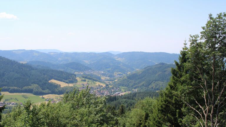 Dieses Bild zeigt eine Webcam-Aufnahme vom Achertal, aufgenommen am Samstag, den 27.06.2026 um 13:20 Uhr. Die Temperatur betrug 33.6°C.