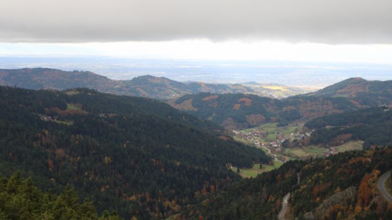 Dieses Bild zeigt eine Webcam-Aufnahme vom Achertal, aufgenommen am Dienstag, den 28.10.2025 um 14:30 Uhr. Die Temperatur betrug 6.2°C.