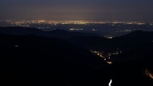 Dieses Bild zeigt eine Webcam-Aufnahme vom Achertal, aufgenommen am Freitag, den 06.03.2026 um 19:10 Uhr. Die Temperatur betrug 10.1°C.