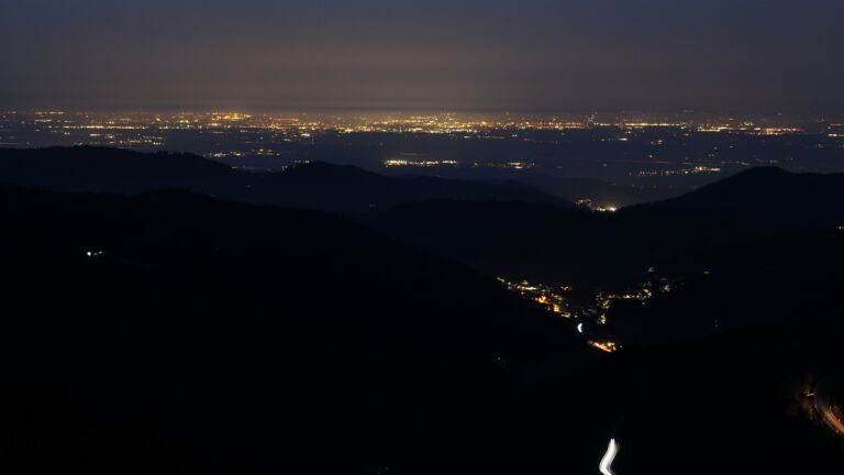 Dieses Bild zeigt eine Webcam-Aufnahme vom Achertal, aufgenommen am Freitag, den 06.03.2026 um 19:10 Uhr. Die Temperatur betrug 10.1°C.