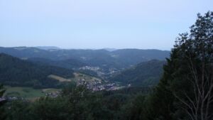 Dieses Bild zeigt eine Webcam-Aufnahme vom Achertal, aufgenommen am Montag, den 15.06.2026 um 05:00 Uhr. Die Temperatur betrug 10.4°C.