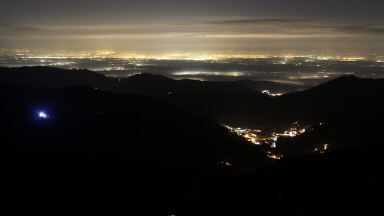 Dieses Bild zeigt eine Webcam-Aufnahme vom Achertal, aufgenommen am Mittwoch, den 17.12.2025 um 20:30 Uhr. Die Temperatur betrug 5.4°C.