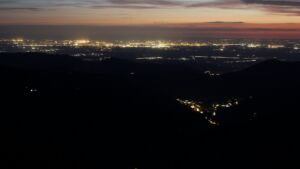 Dieses Bild zeigt eine Webcam-Aufnahme vom Achertal, aufgenommen am Freitag, den 17.04.2026 um 21:30 Uhr. Die Temperatur betrug 12.8°C.