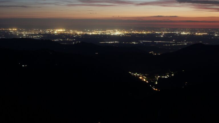 Dieses Bild zeigt eine Webcam-Aufnahme vom Achertal, aufgenommen am Freitag, den 17.04.2026 um 21:30 Uhr. Die Temperatur betrug 12.8°C.