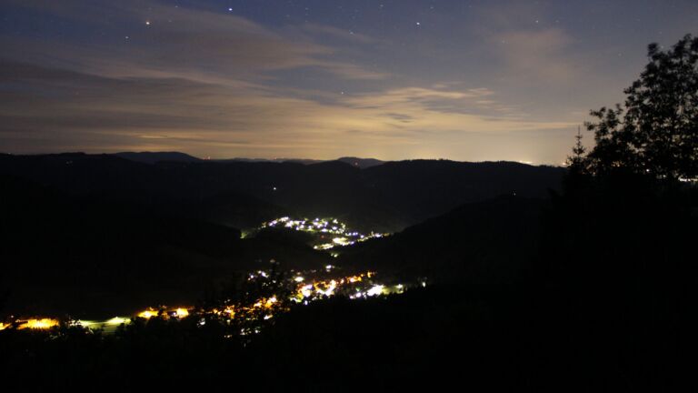 Dieses Bild zeigt eine Webcam-Aufnahme vom Achertal, aufgenommen am Mittwoch, den 13.05.2026 um 04:10 Uhr. Die Temperatur betrug 3.5°C.