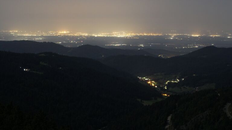 Dieses Bild zeigt eine Webcam-Aufnahme vom Achertal, aufgenommen am Mittwoch, den 13.08.2025 um 04:50 Uhr. Die Temperatur betrug 21.5°C.