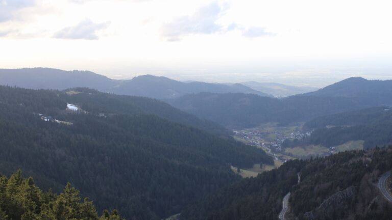 Dieses Bild zeigt eine Webcam-Aufnahme vom Achertal, aufgenommen am Samstag, den 07.02.2026 um 16:10 Uhr. Die Temperatur betrug 9.8°C.