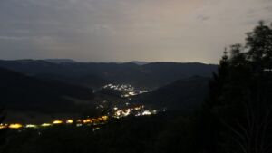 Dieses Bild zeigt eine Webcam-Aufnahme vom Achertal, aufgenommen am Montag, den 03.08.2026 um 04:20 Uhr. Die Temperatur betrug 24.4°C.
