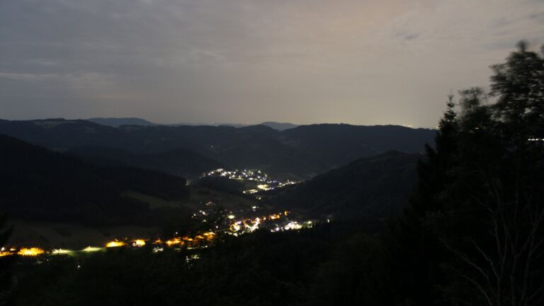 Dieses Bild zeigt eine Webcam-Aufnahme vom Achertal, aufgenommen am Montag, den 03.08.2026 um 04:20 Uhr. Die Temperatur betrug 24.4°C.