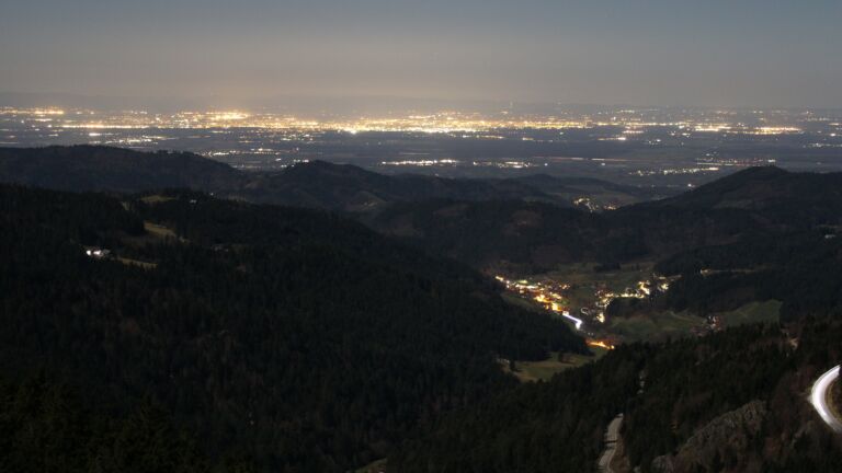 Dieses Bild zeigt eine Webcam-Aufnahme vom Achertal, aufgenommen am Montag, den 02.03.2026 um 23:00 Uhr. Die Temperatur betrug 6.9°C.