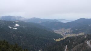 Dieses Bild zeigt eine Webcam-Aufnahme vom Achertal, aufgenommen am Sonntag, den 01.02.2026 um 12:20 Uhr. Die Temperatur betrug 2.4°C.