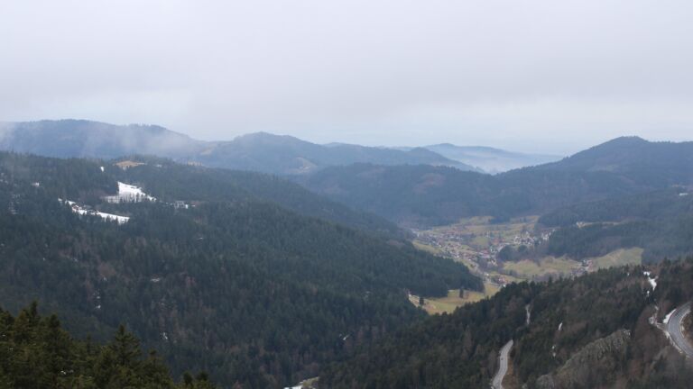 Dieses Bild zeigt eine Webcam-Aufnahme vom Achertal, aufgenommen am Sonntag, den 01.02.2026 um 12:20 Uhr. Die Temperatur betrug 2.4°C.