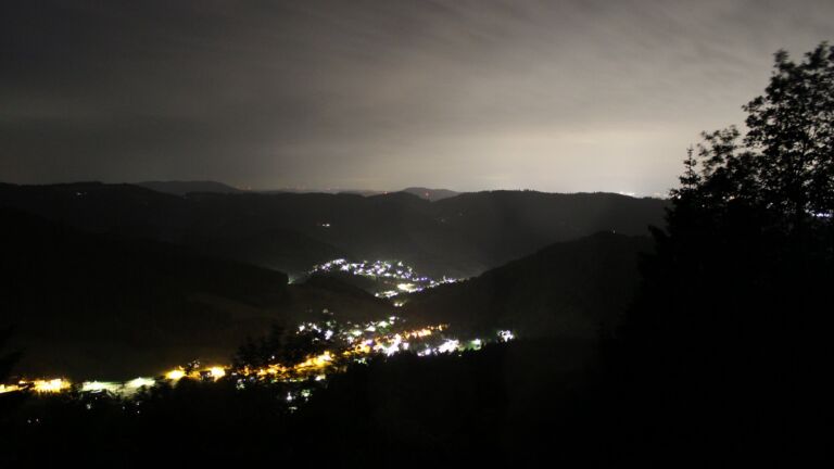 Dieses Bild zeigt eine Webcam-Aufnahme vom Achertal, aufgenommen am Freitag, den 12.06.2026 um 00:00 Uhr. Die Temperatur betrug 10.1°C.