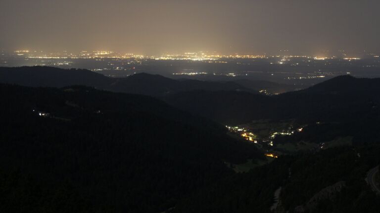 Dieses Bild zeigt eine Webcam-Aufnahme vom Achertal, aufgenommen am Donnerstag, den 14.08.2025 um 03:30 Uhr. Die Temperatur betrug 23.2°C.