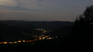 Dieses Bild zeigt eine Webcam-Aufnahme vom Achertal, aufgenommen am Donnerstag, den 25.06.2026 um 22:50 Uhr. Die Temperatur betrug 28°C.