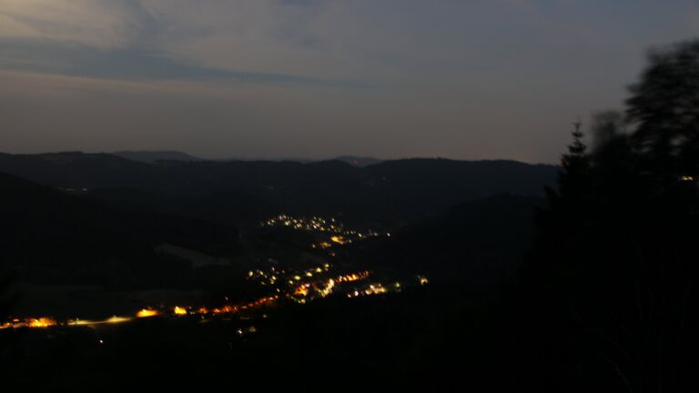 Dieses Bild zeigt eine Webcam-Aufnahme vom Achertal, aufgenommen am Donnerstag, den 25.06.2026 um 22:50 Uhr. Die Temperatur betrug 28°C.